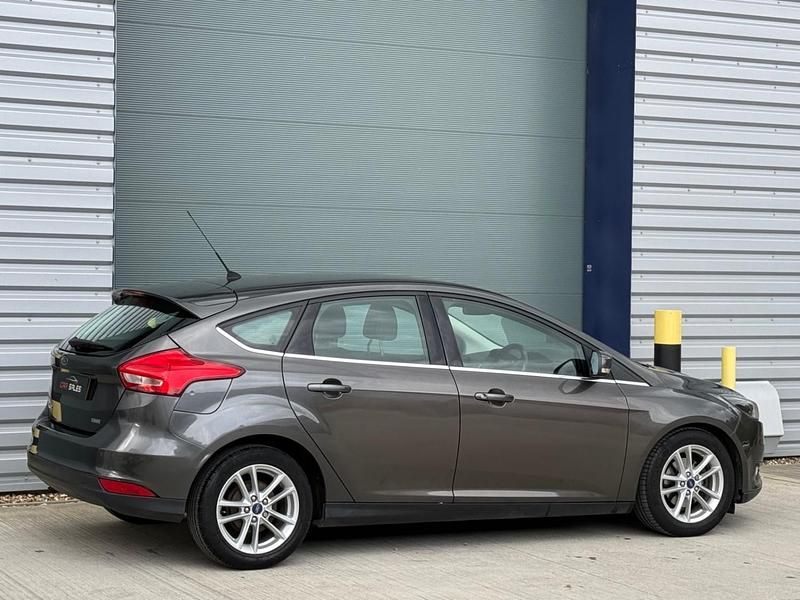 Usado Ford Focus Zetec 125 HP (91 kW) 2015 Cinzento Citadino