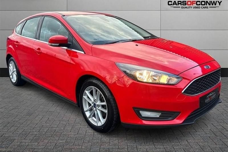 Used Ford Focus Zetec 120 HP (88 kW) 2015 Red Hatchback