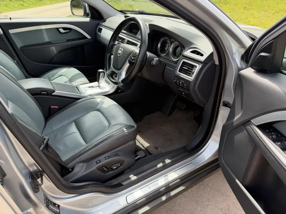 Used Volvo XC70 SE Lux 300 HP (220 kW) 2025 Silver SUV