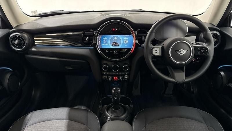 Używany Mini Cooper Classic 136 KM (100 kW) 2023 Srebrny Hatchback