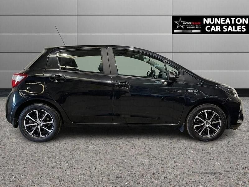 Second-hand Toyota Yaris Hybrid 100 CP (73 kW) 2019 Negru Hatchback