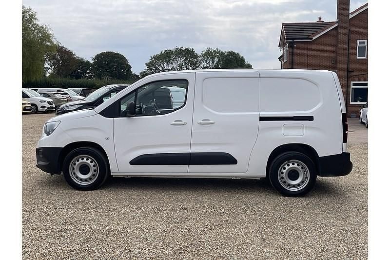 Second-hand Vauxhall Combo Edition 130 CP (95 kW) 2021 Alb Monovolum