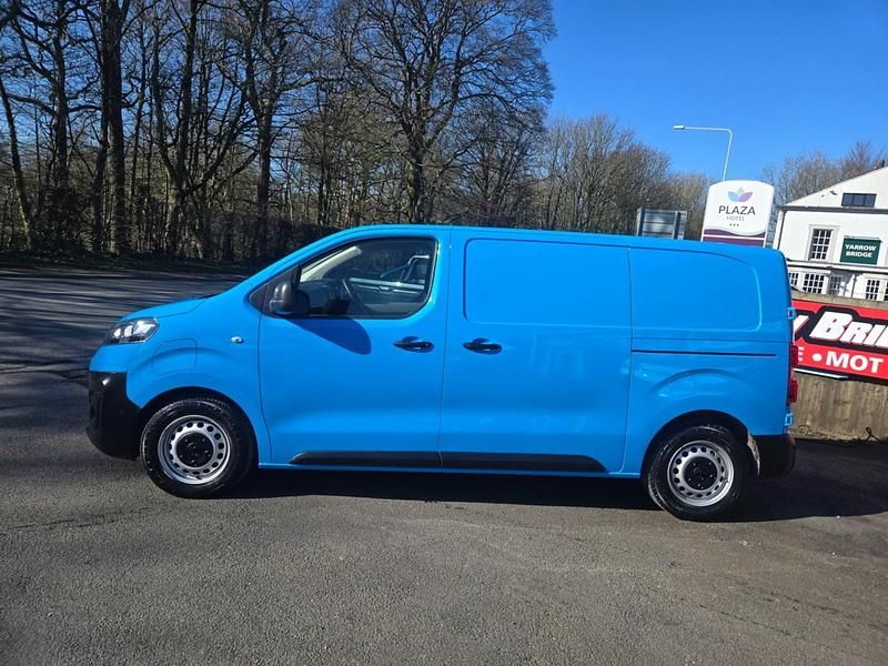 Used Vauxhall Vivaro 100 kW (136 HP) 2022 Blue MPV