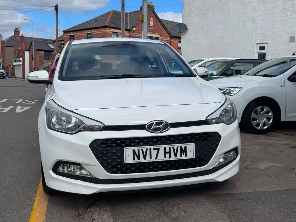 Used Hyundai i20 SE 84 HP (61 kW) 2017 White Hatchback