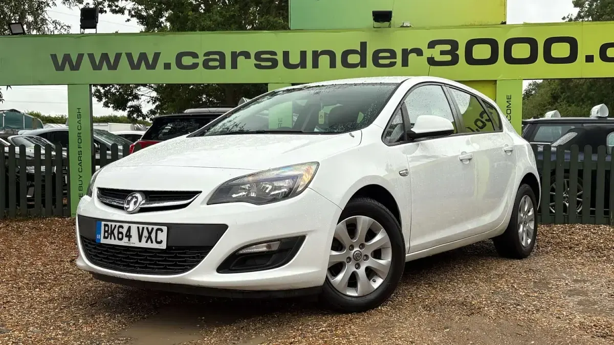 Used Vauxhall Astra Design Edition 136 HP (100 kW) 2014 White Hatchback