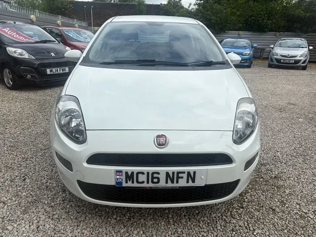 Used Fiat Punto Pop 69 HP (50 kW) 2016 White Hatchback