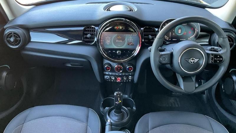 Usado Mini Cooper Classic 134 HP (98 kW) 2023 Preto Citadino
