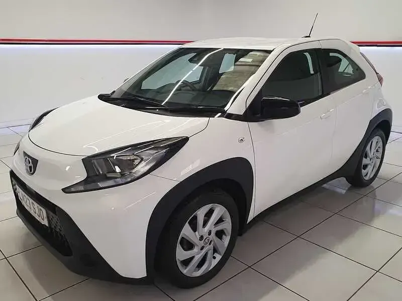 Used Toyota Aygo X PURE 72 HP (52 kW) 2023 White SUV