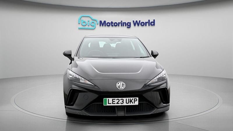 Begagnad MG MG4 EV SE 319 kW (435 HK) 2023 Svart Halvkombi