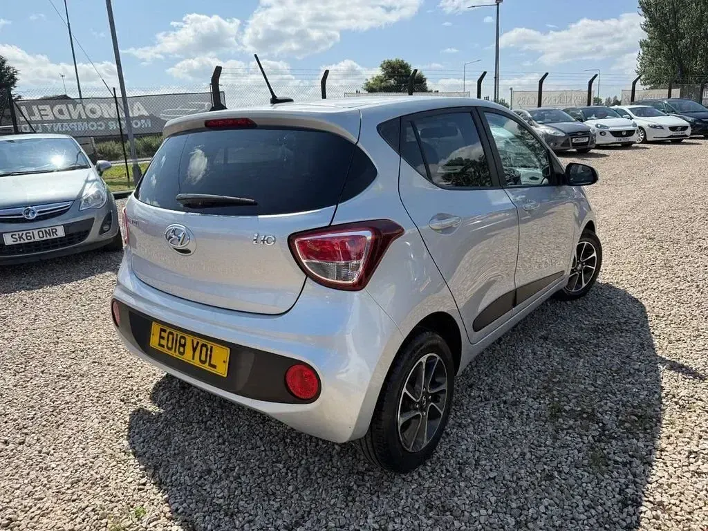 Gebraucht Hyundai i10 Premium 66 PS (48 kW) 2018 Grau Kleinwagen
