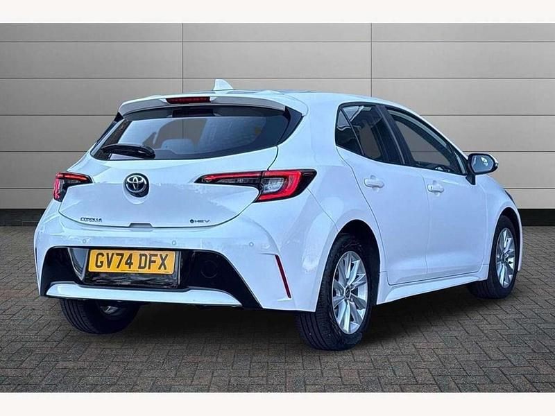 Used Toyota Corolla 140 HP (102 kW) 2024 White Hatchback