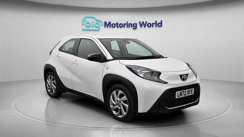Used Toyota Aygo X PURE 72 HP (52 kW) 2022 White SUV