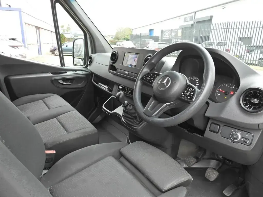 Begagnad Mercedes Sprinter Premium 2023 Silver Van