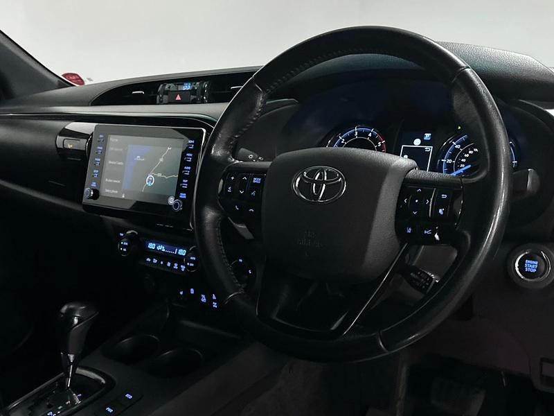 Used Toyota HiLux 204 HP (150 kW) 2023 Red Pickup