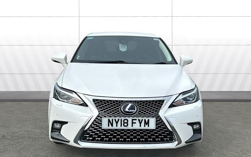 Used Lexus CT200h 136 HP (100 kW) 2018 White Hatchback