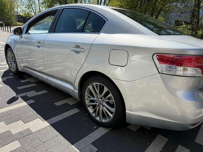 Usado Toyota Avensis 2009 Plateado Berlina