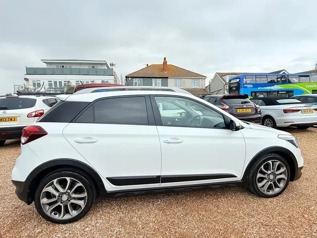 Used Hyundai i20 Active 100 HP (73 kW) 2016 White Hatchback