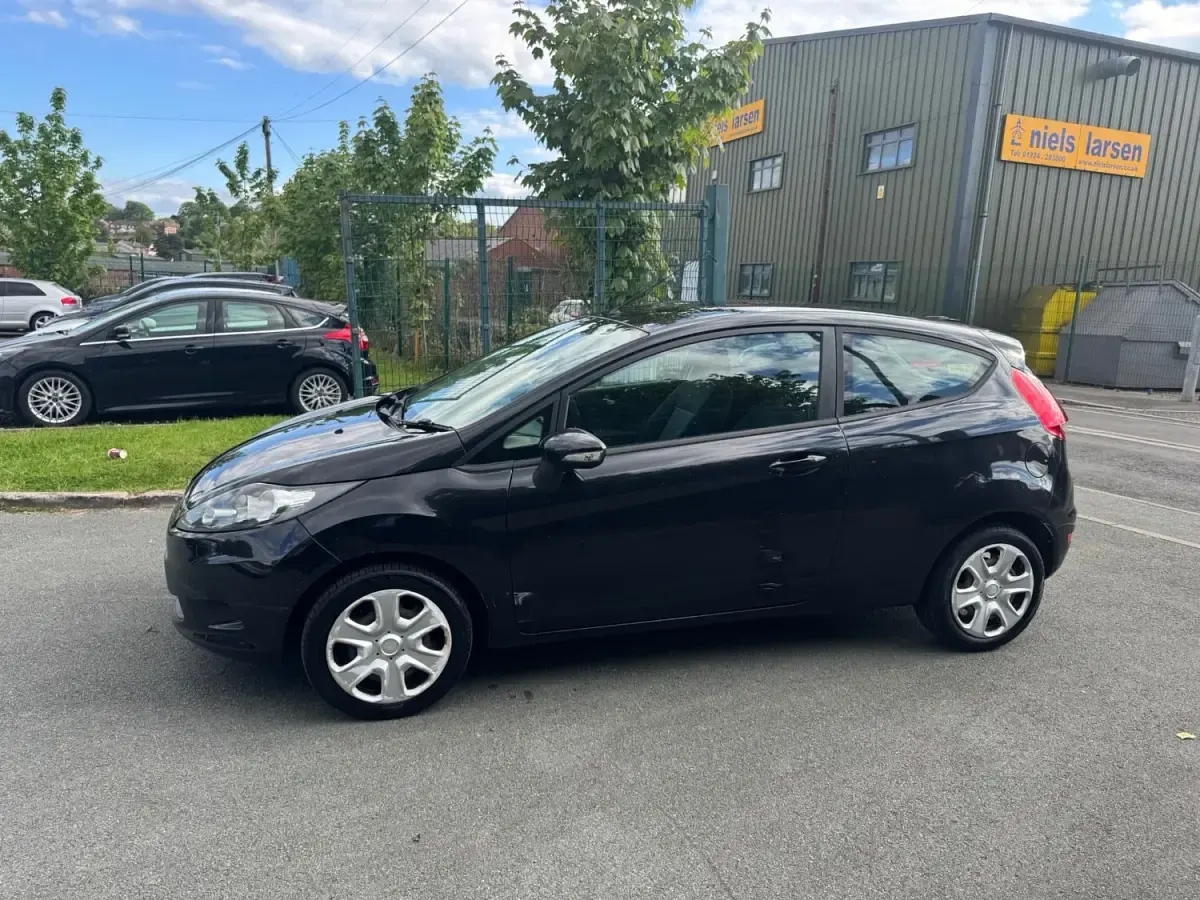 Begagnad Ford Fiesta 82 HK (60 kW) 2010 Svart Halvkombi