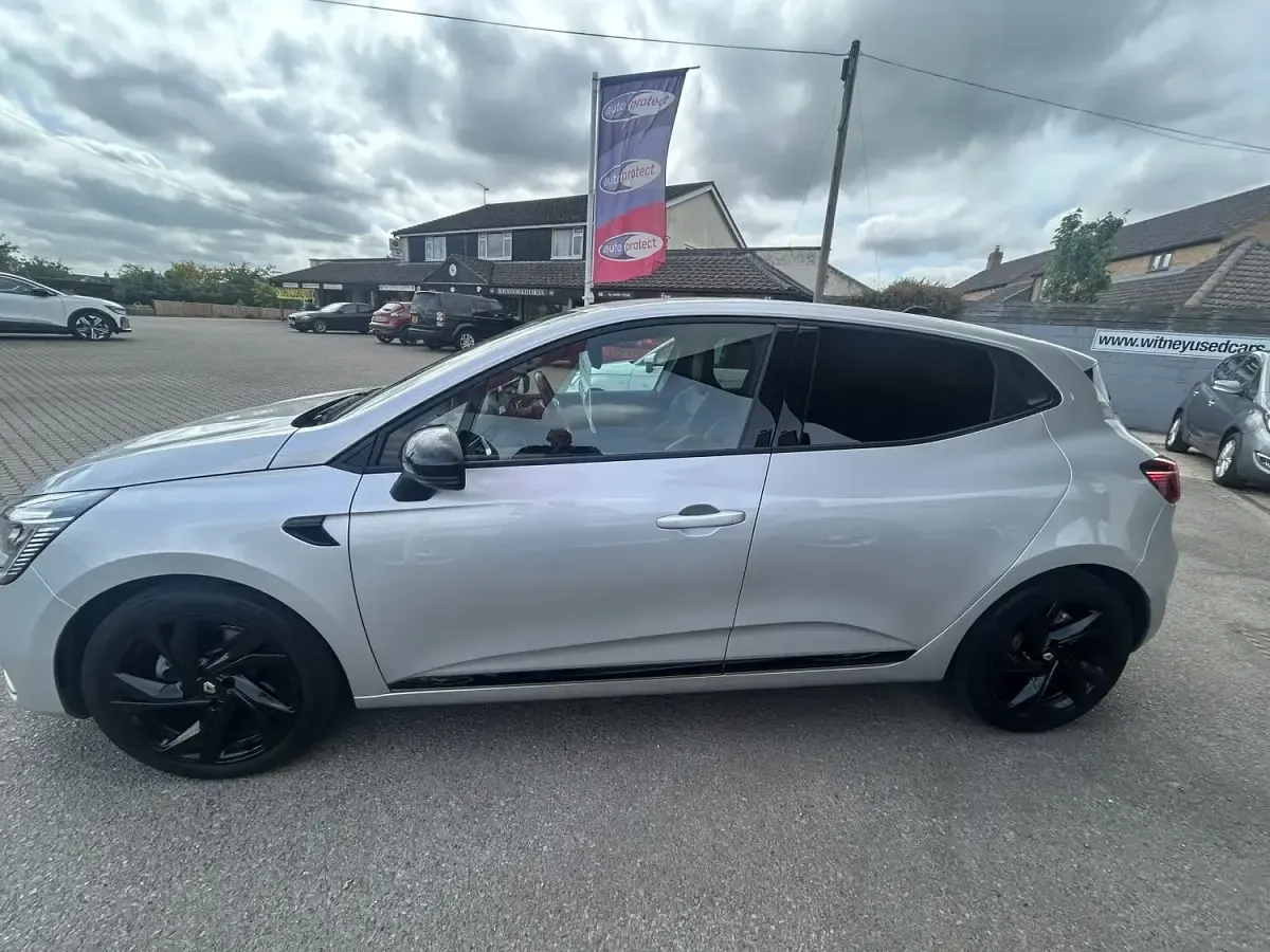 Used Renault Clio Engineered 140 HP (102 kW) 2023 Silver Hatchback