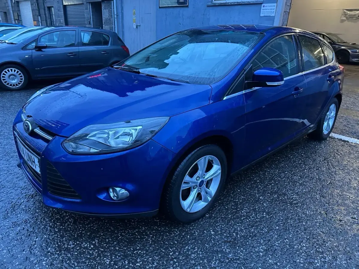 Gebraucht Ford Focus Zetec 125 PS (91 kW) 2014 Blau Kleinwagen