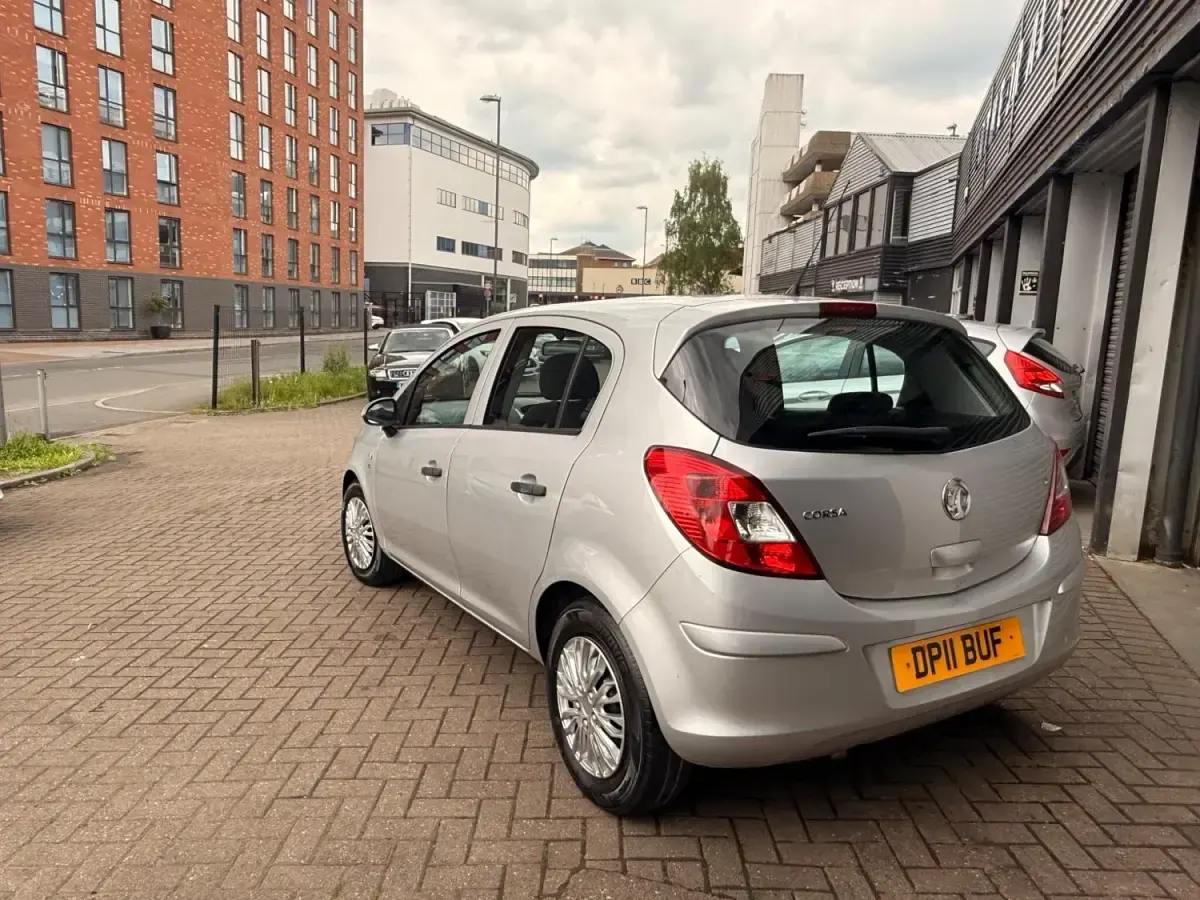 Begagnad Vauxhall Corsa S 85 HK (62 kW) 2011 Silver Halvkombi