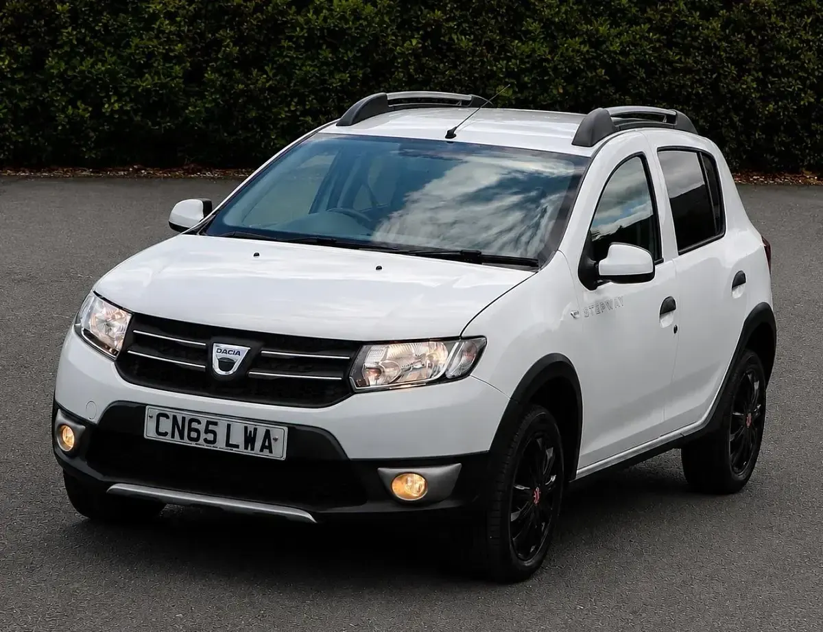 Used Dacia Sandero Lauréate 90 HP (66 kW) 2015 White Hatchback