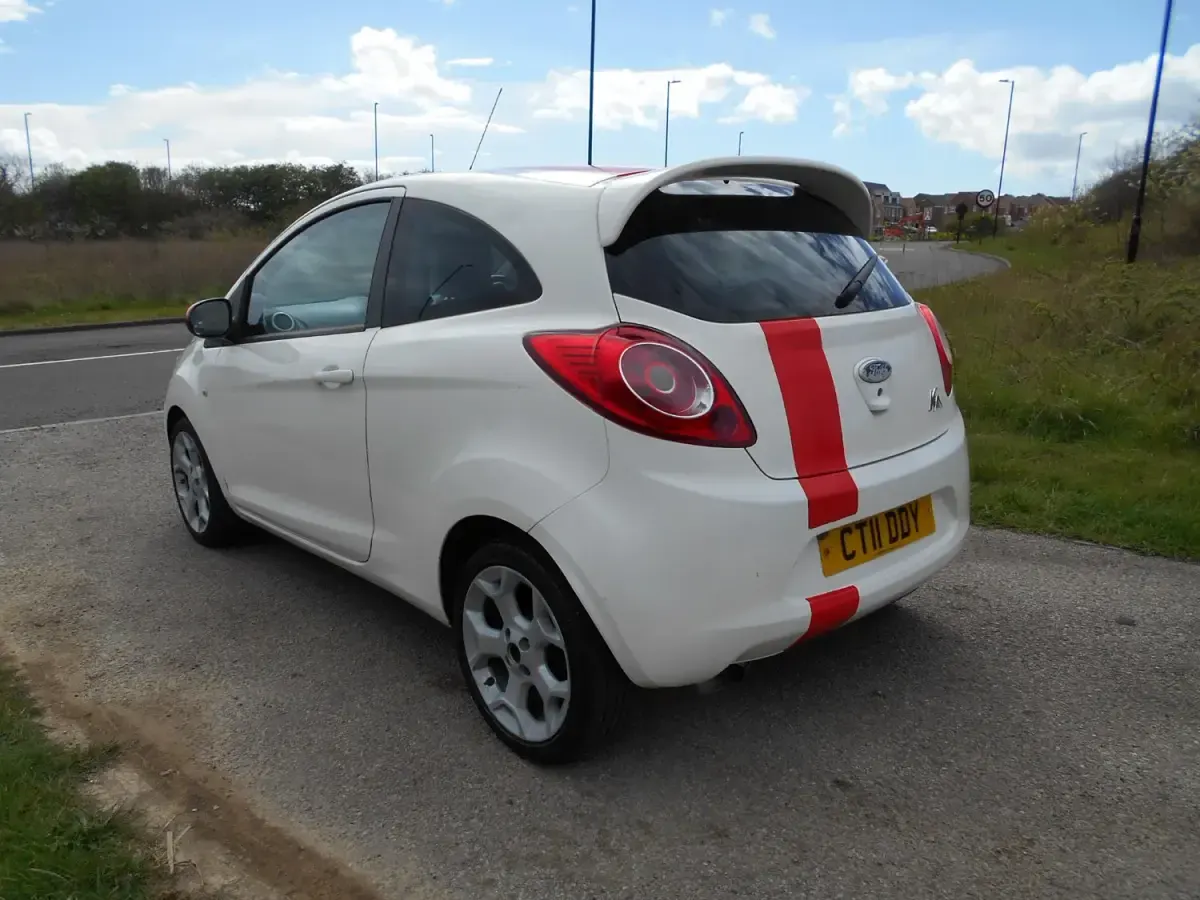 Używany Ford Ka 69 KM (50 kW) 2011 Biały Hatchback