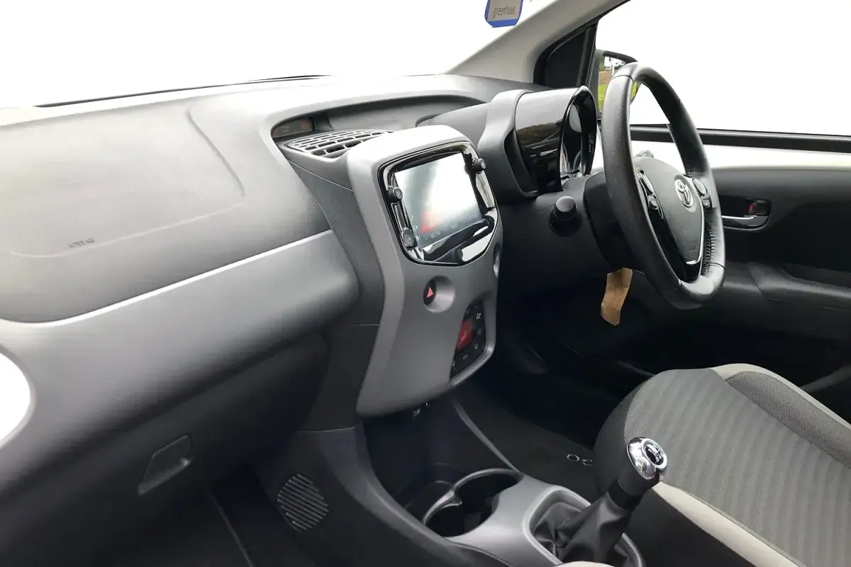 Used Toyota Aygo Trend 72 HP (52 kW) 2020 White Hatchback