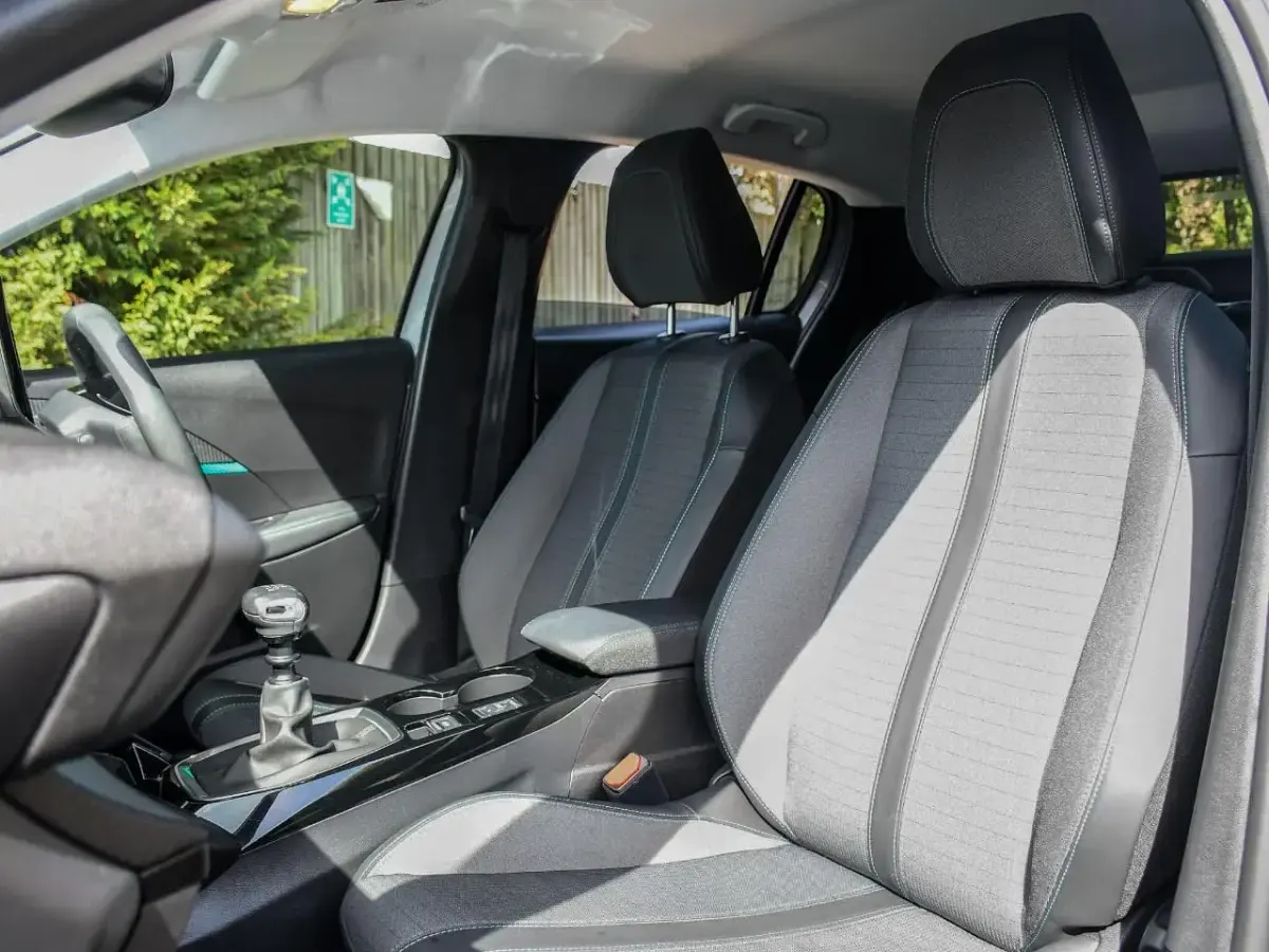 Begagnad Peugeot 208 Allure+ 99 HK (72 kW) 2022 Grå Halvkombi