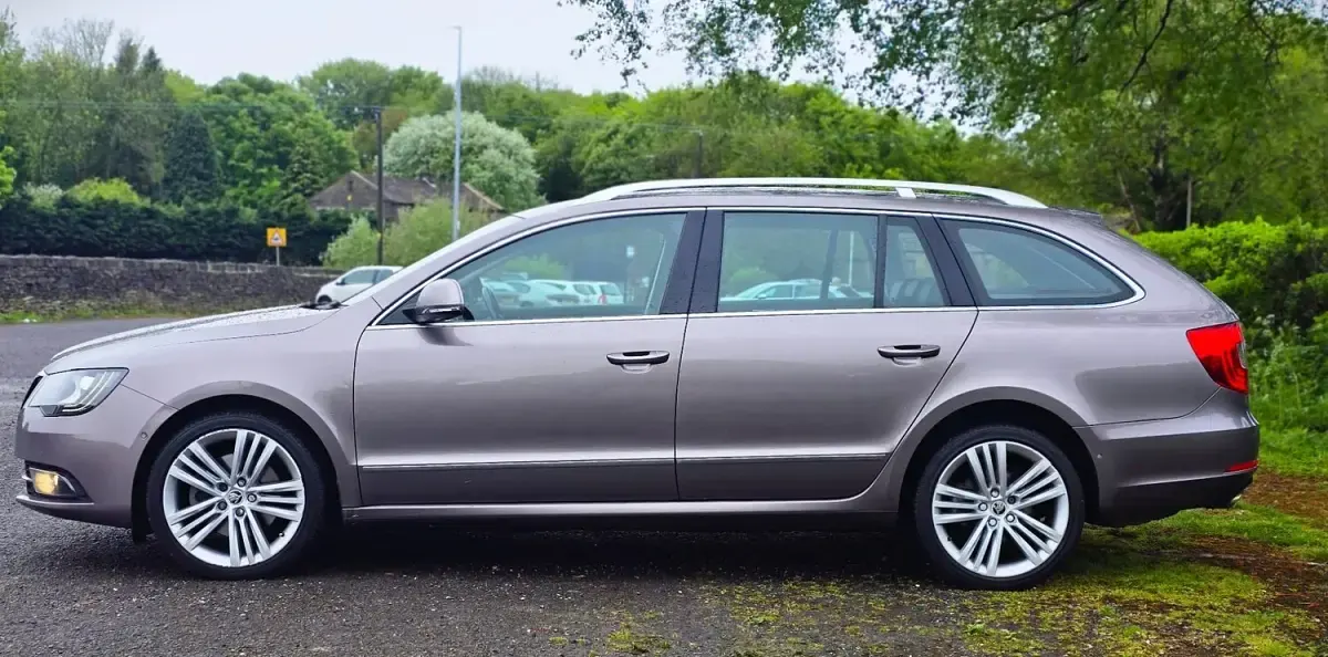 Used Skoda Superb Elegance 140 HP (102 kW) 2014 Mauve Estate