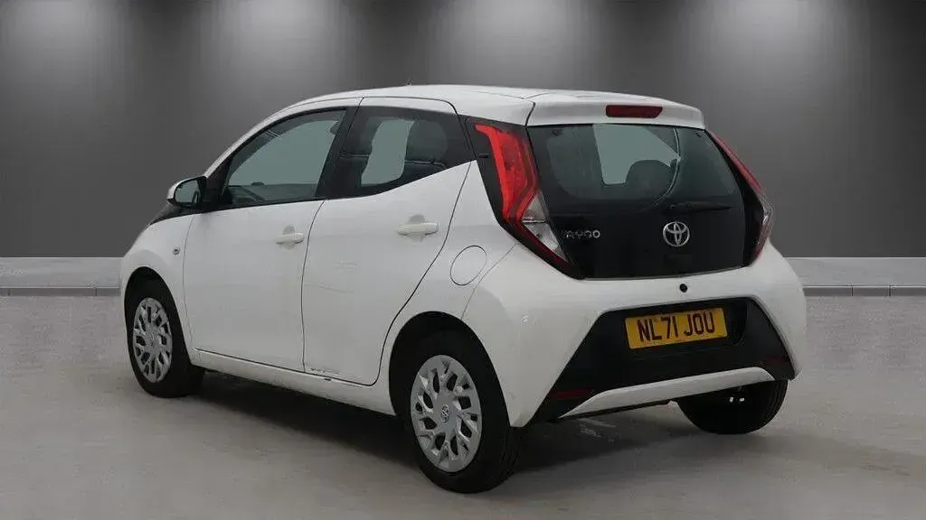 Usado Toyota Aygo X-play 71 HP (52 kW) 2021 Branco Citadino