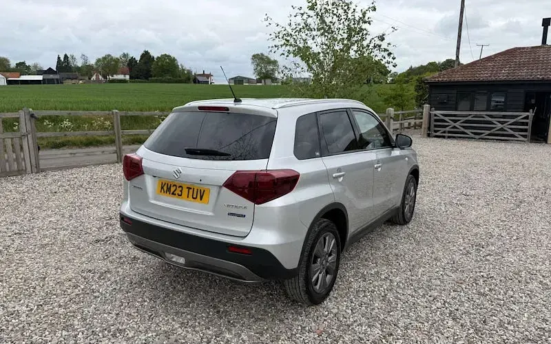Usado Suzuki Vitara SZ-T 116 HP (85 kW) 2023 Prateado SUV