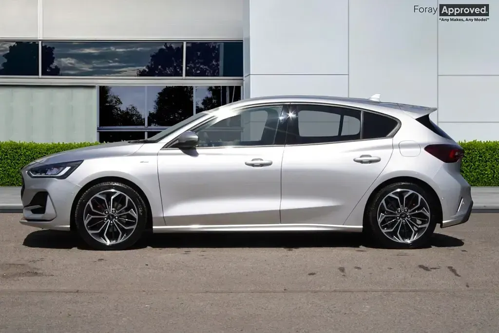 Used Ford Focus ST-Line X 2025 Moondust silver Hatchback