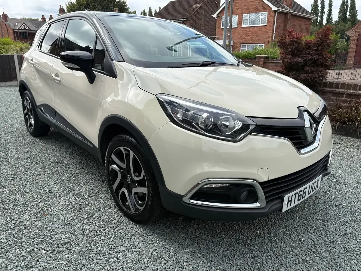 Used Renault Captur Dynamique 90 HP (66 kW) 2017 Cream/black SUV