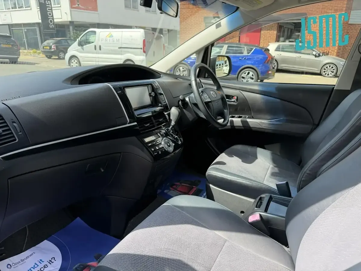 Used Toyota Estima Edition 170 HP (125 kW) 2013 White MPV