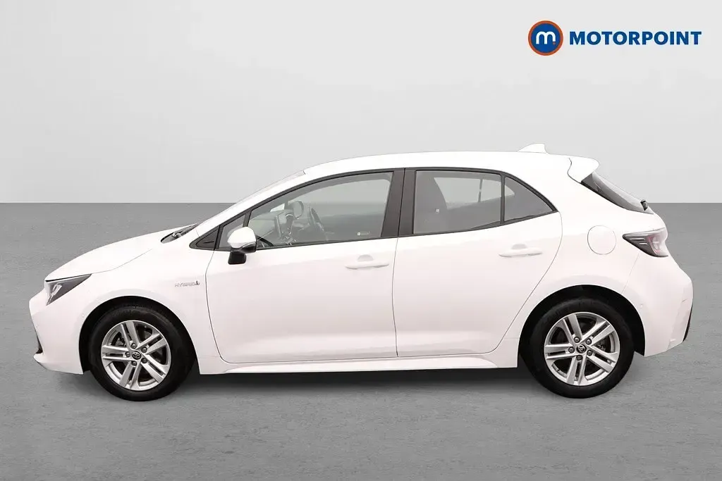 Used Toyota Corolla 122 HP (89 kW) 2021 White Hatchback