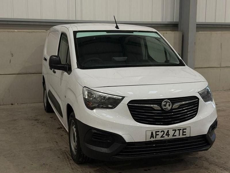 Second-hand Vauxhall Combo 100 CP (73 kW) 2024 Alb Monovolum