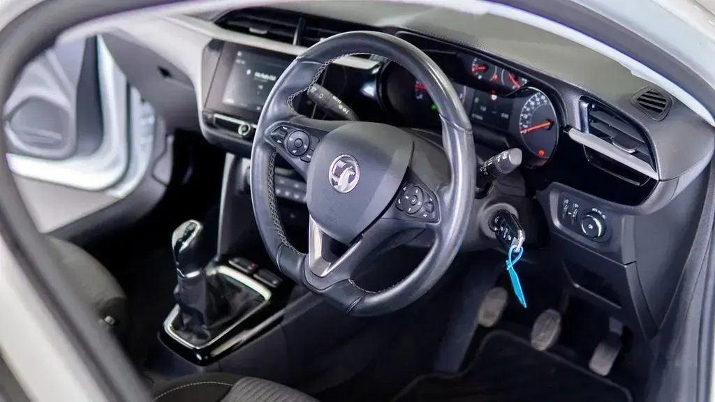 Używany Vauxhall Corsa Edition 75 KM (55 kW) 2022 Biały Hatchback