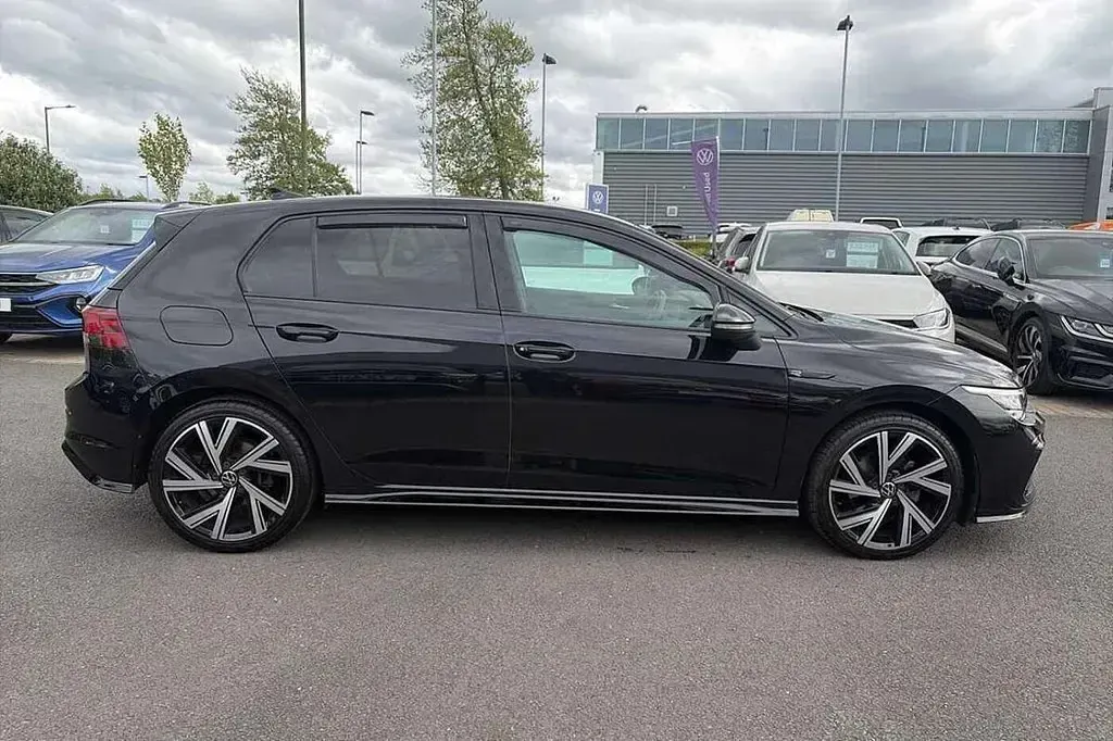 Second-hand VW Golf VIII R-line 150 CP (110 kW) 2022 Negru Hatchback