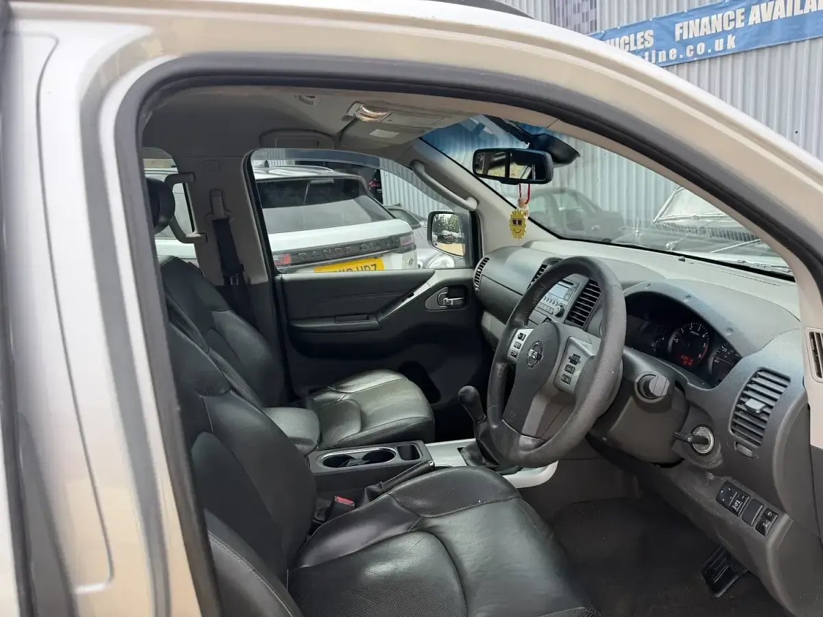 Used Nissan Navara Tekna 190 HP (139 kW) 2013 Silver Pickup