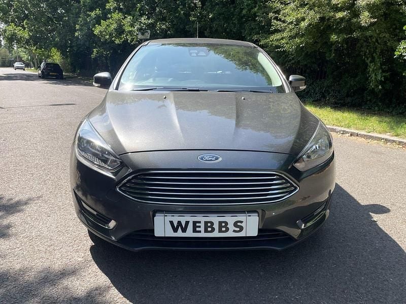 Used Ford Focus Titanium 120 HP (88 kW) 2016 Grey Hatchback
