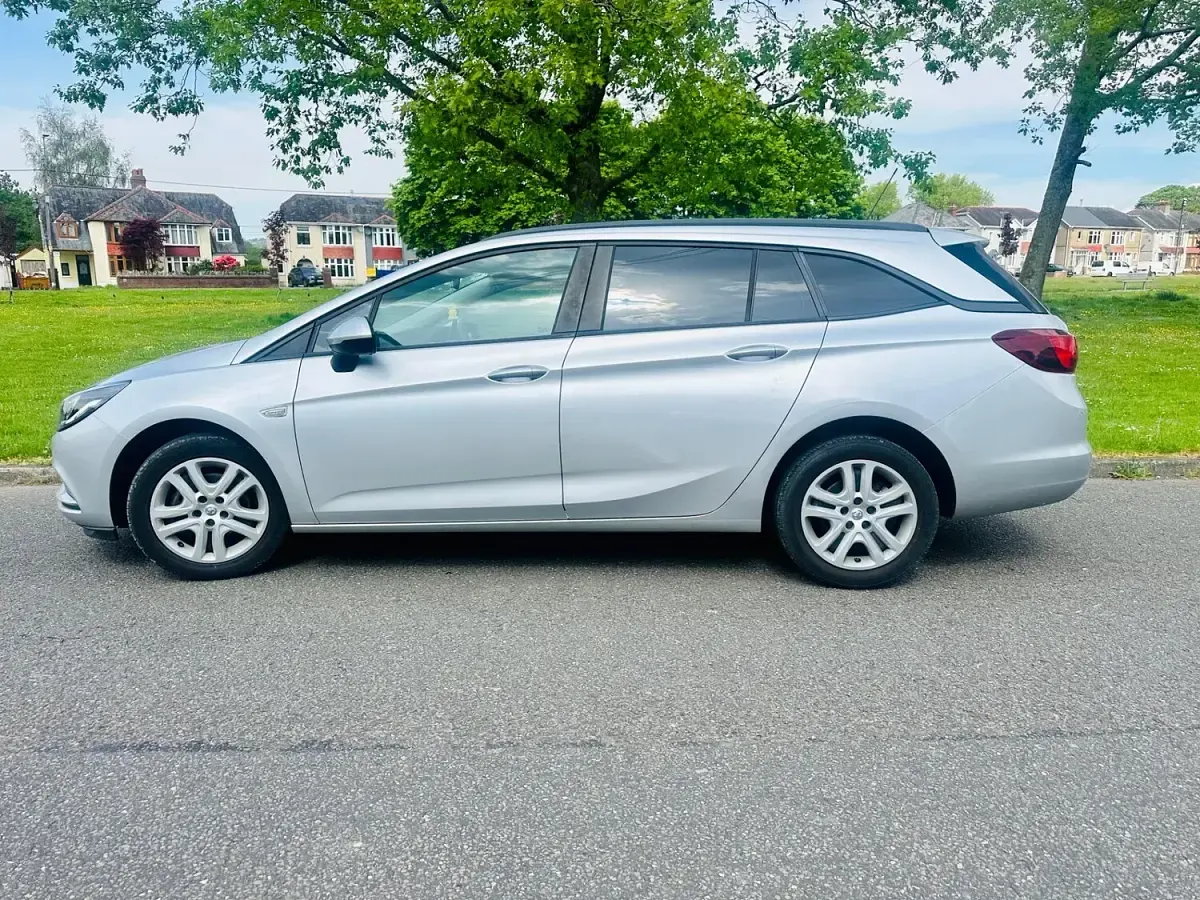 Used Vauxhall Astra Design Edition 105 HP (77 kW) 2019 Silver Estate