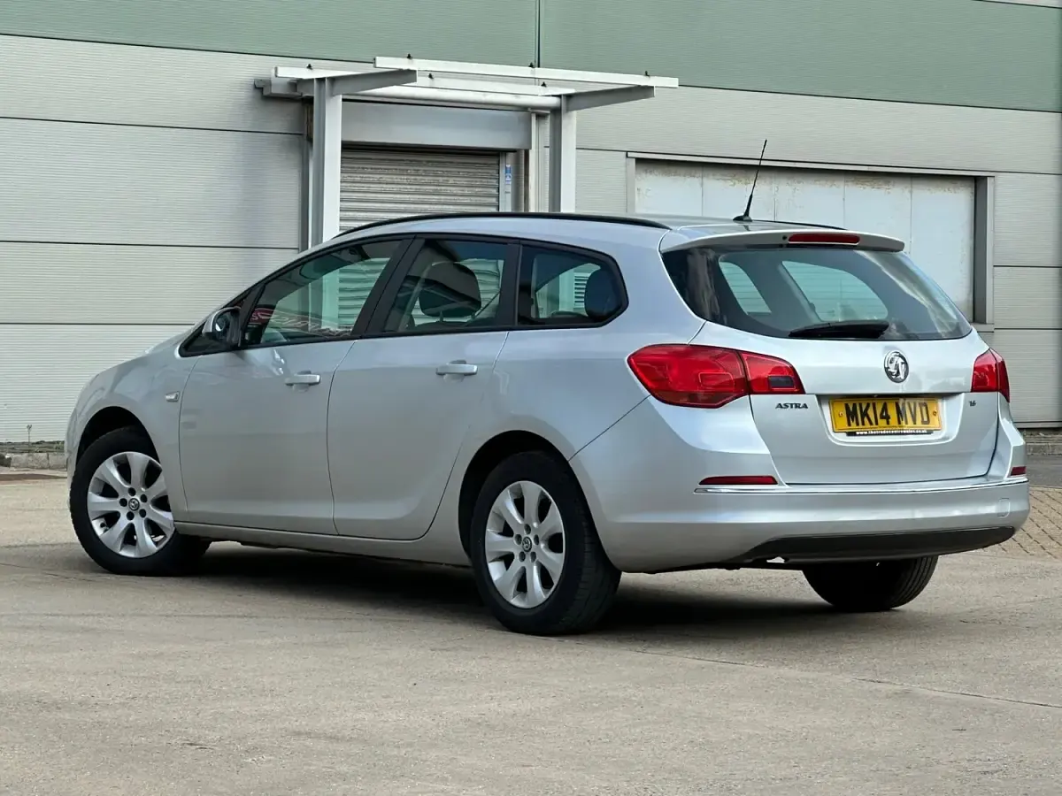 Used Vauxhall Astra Design Edition 115 HP (84 kW) 2014 Silver Estate