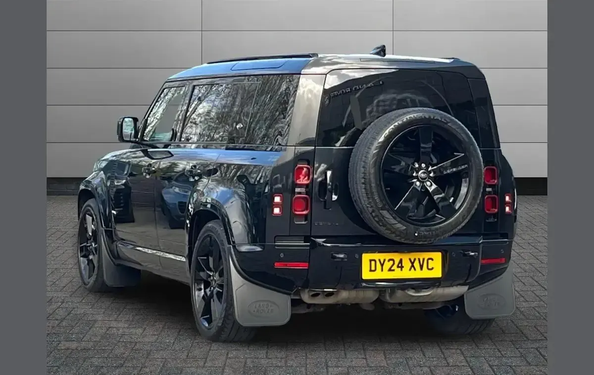 Usado Land Rover Defender HSE Dynamic 296 HP (217 kW) 2024 Preto SUV