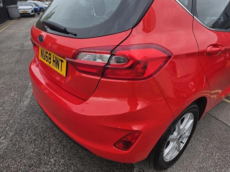 Used Ford Fiesta Zetec 99 HP (72 kW) 2018 Red Hatchback