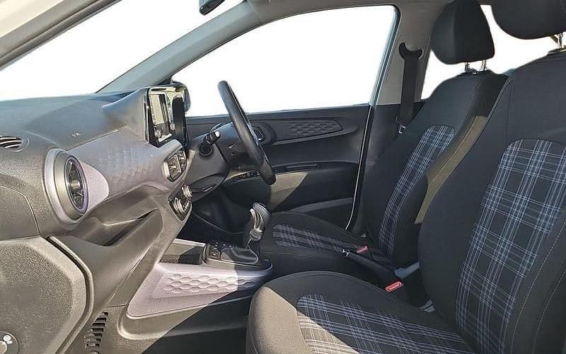 Used Hyundai i10 Premium 79 HP (58 kW) 2024 White Hatchback