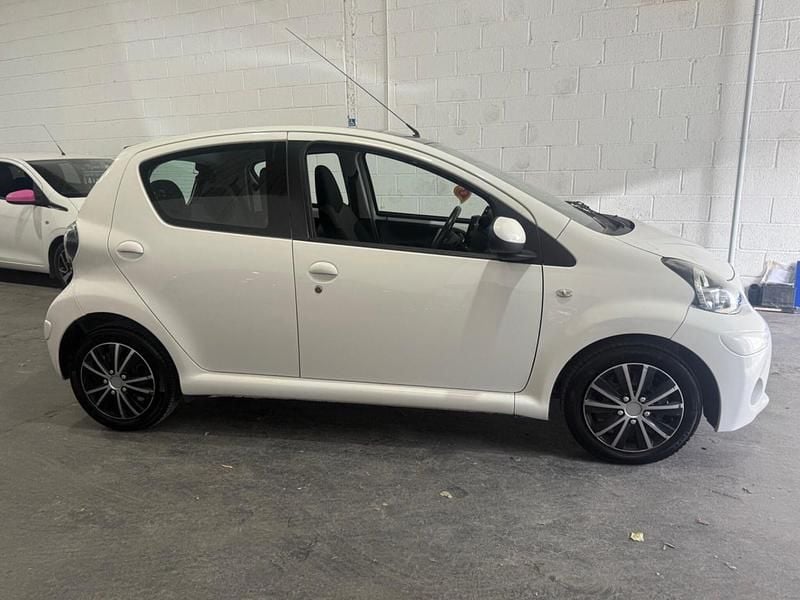 White Used 2014 Toyota Aygo Hatchback | £2,495 (Good price) - Image 1/4