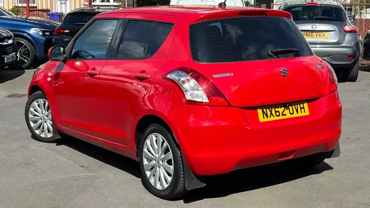 Usado Suzuki Swift SZ3 94 HP (69 kW) 2012 Vermelho Citadino