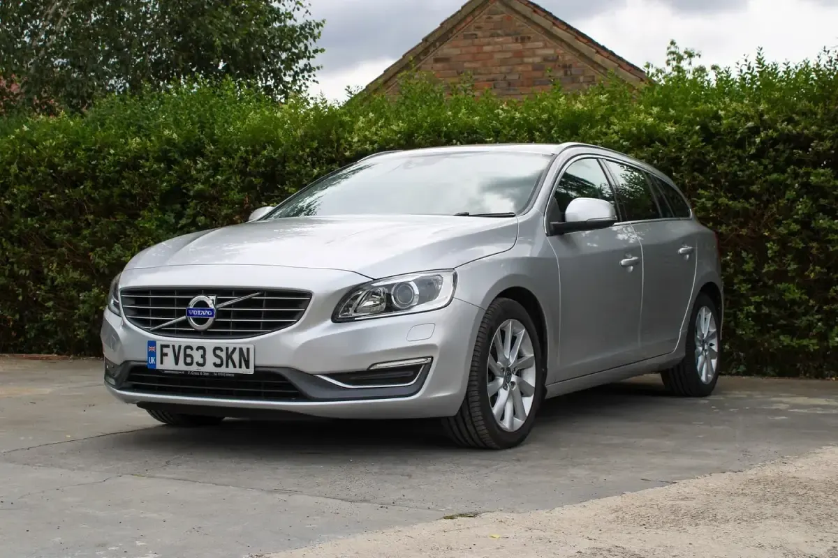 Used Volvo V60 SE Lux 134 HP (98 kW) 2013 Silver Estate