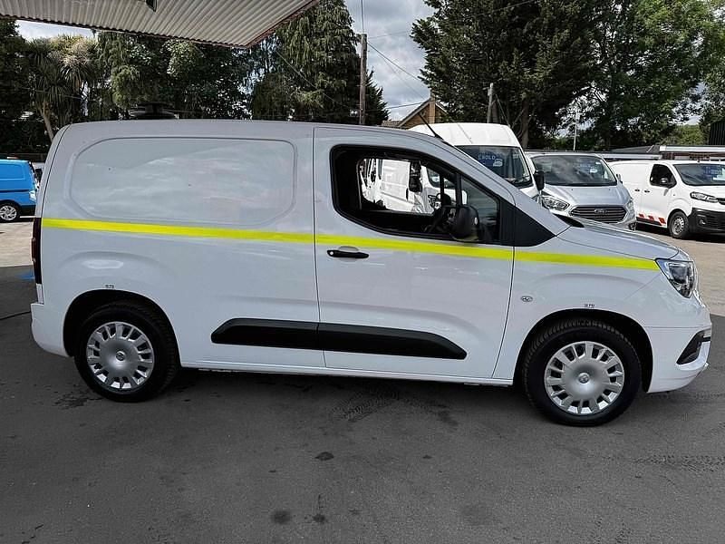 Used Vauxhall Combo Sportive 100 HP (73 kW) 2020 White MPV